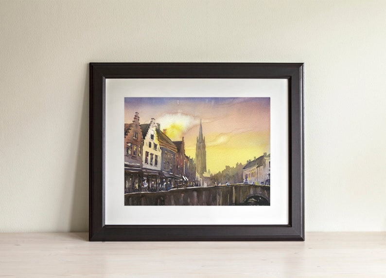 Brujas, pintura al atardecer de Bélgica. Pintura acuarela Campanario de Brujas que se eleva sobre los edificios medievales de la ciudad. Obra de arte del horizonte de Brujas (impresión)