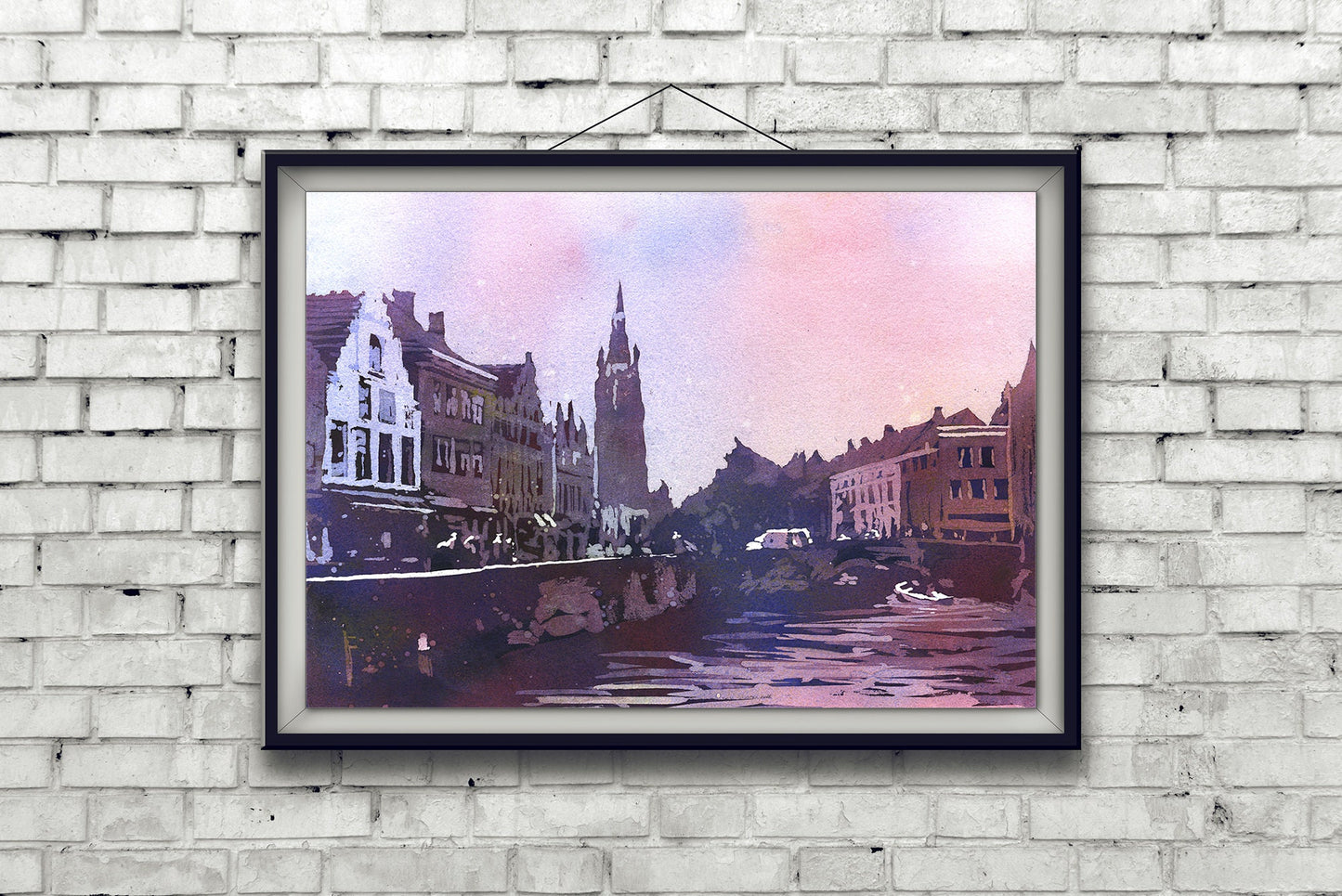 Iglesia que se eleva sobre edificios medievales de Brujas, Bélgica, en la plaza Jan Van Eyck. Pintura de acuarela de Brujas Bélgica arte acuarela azul (impresión)