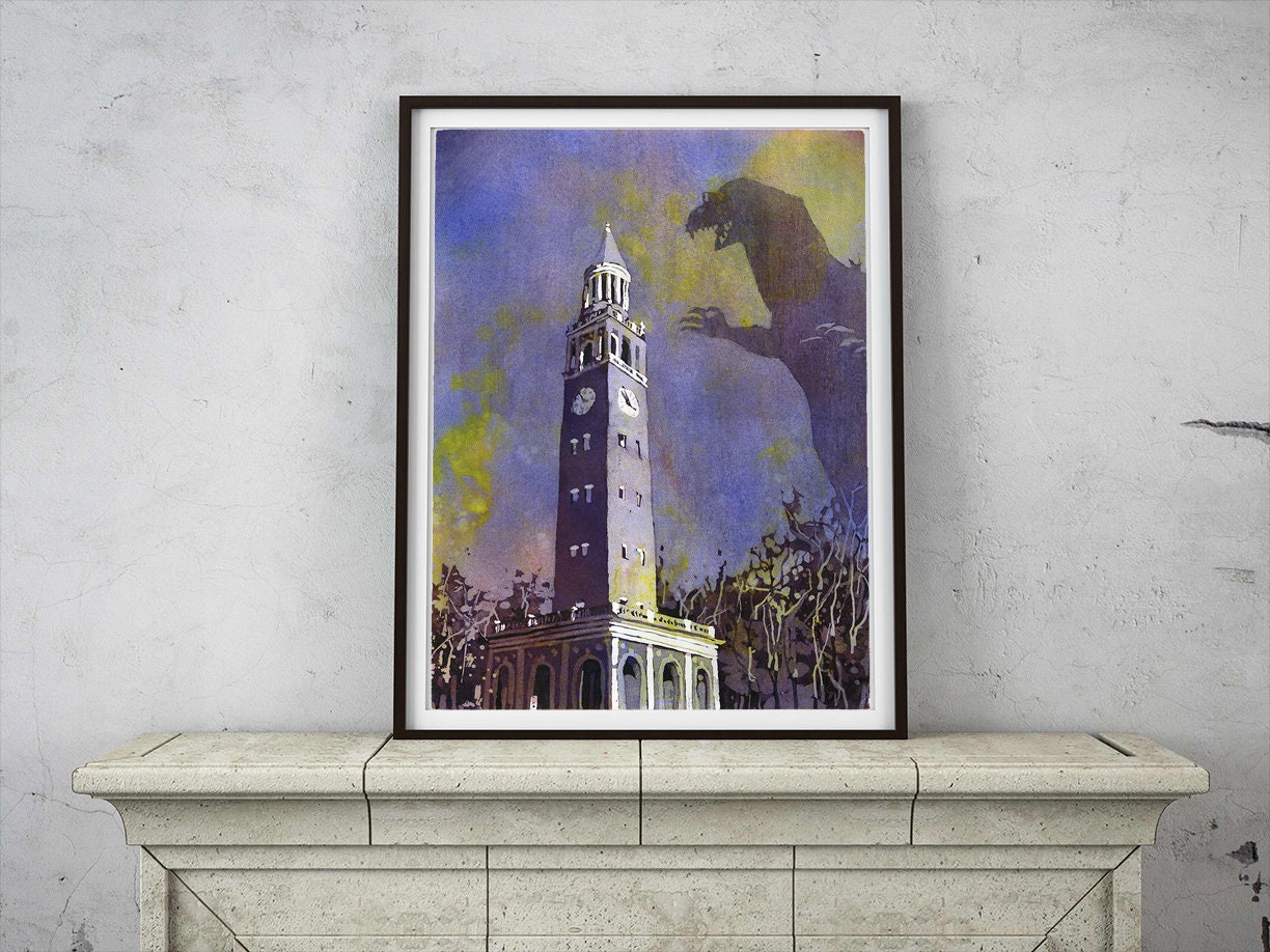 El campanario de la universidad de Carolina del Norte es atacado por un monstruo al anochecer: Chapel Hill. Obra de arte UNC decoración del hogar obra de arte monstruo Chapel Hill NC (impresión)