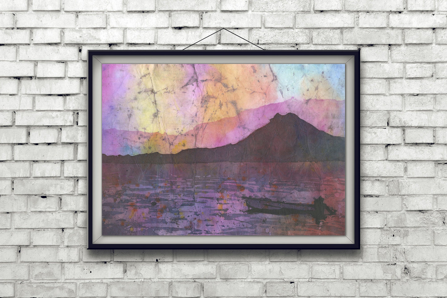 Barco al atardecer en el lago. Pintura batik de barco y volcán en el lago Atitlán, Guatemala. Colorida obra de arte del volcán del arte del paisaje de la acuarela (impresión)